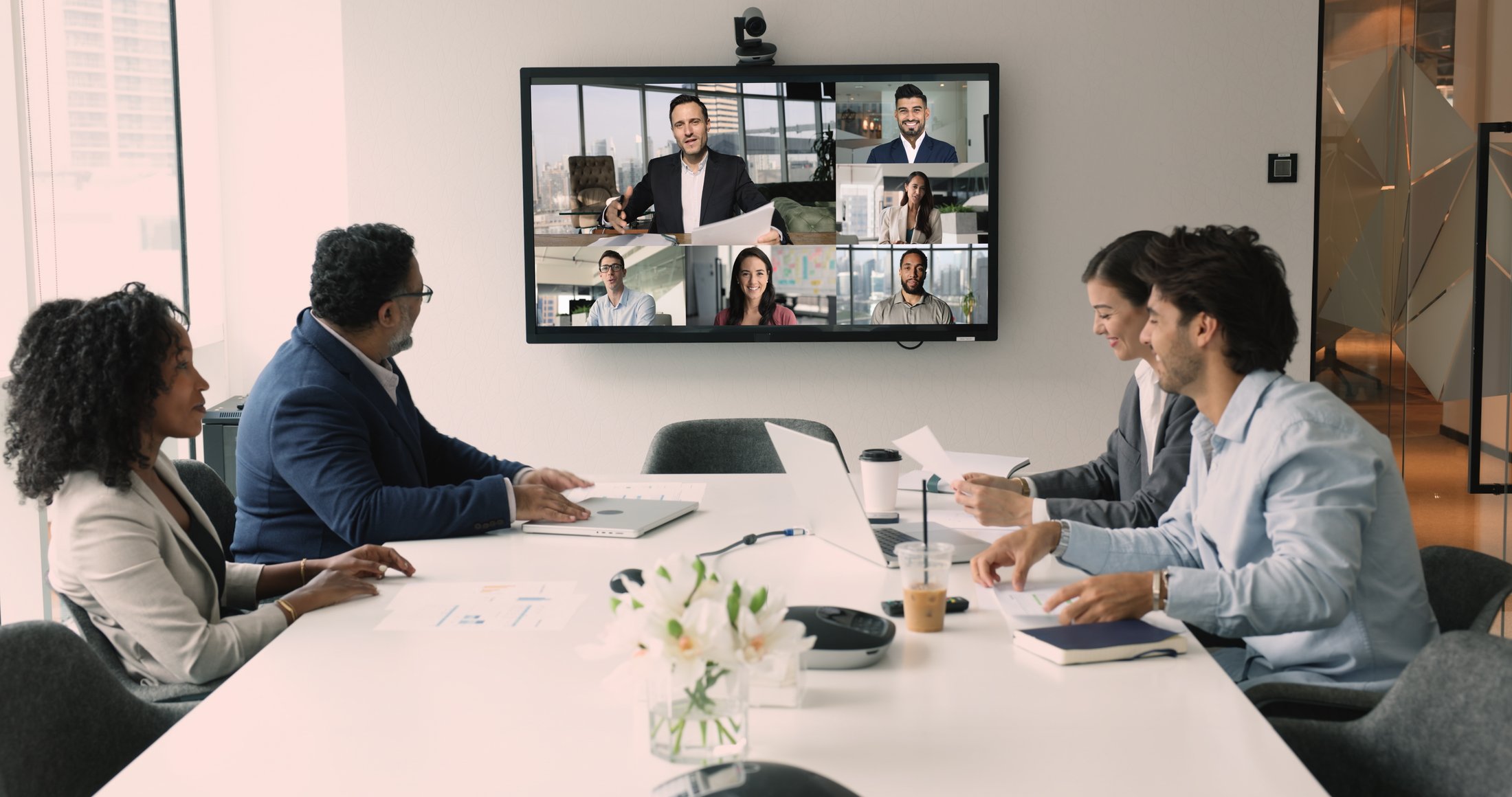 equipe em reunião por vídeo com colegas de outros países