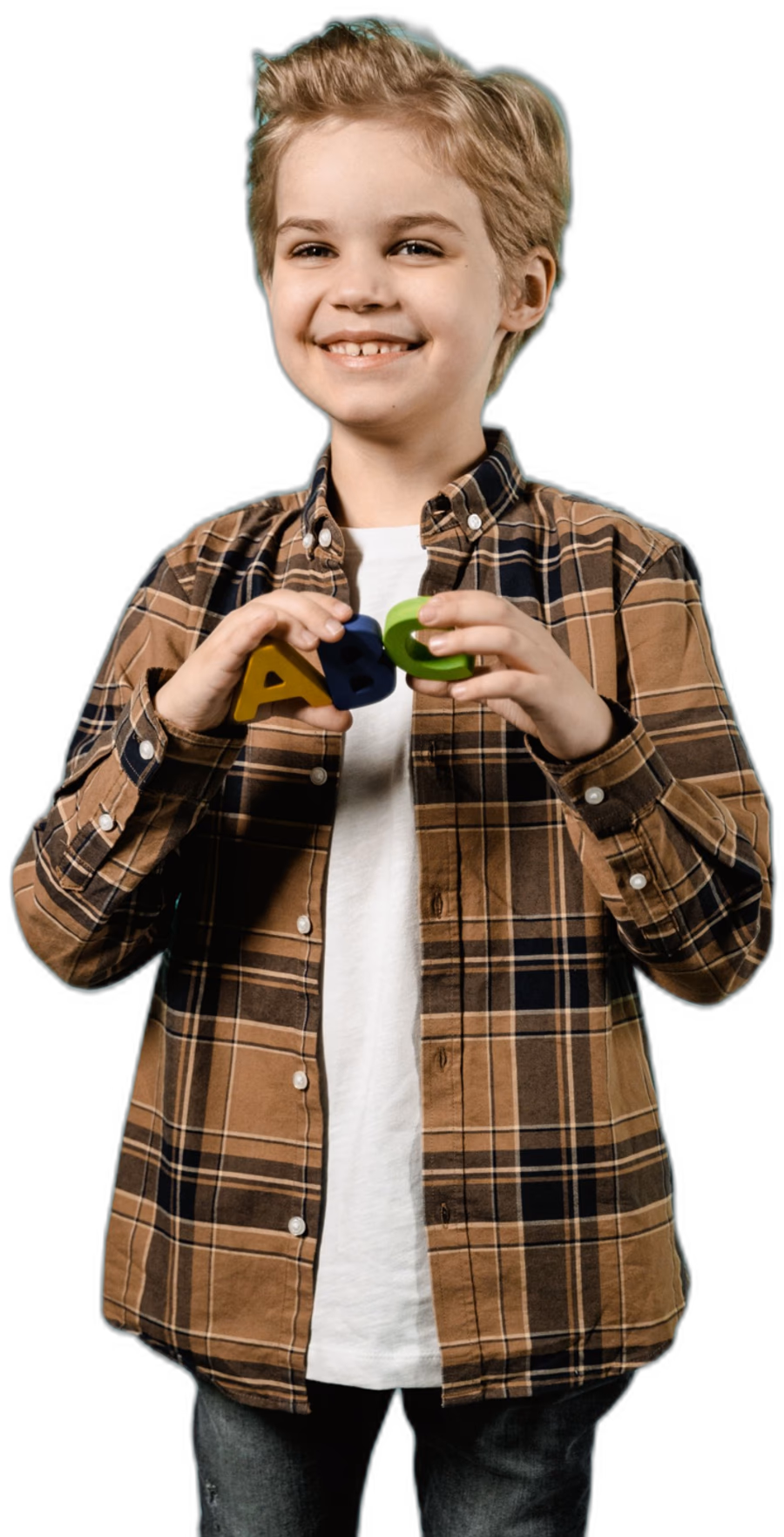 menino sorrindo segurando letras do alfabeto