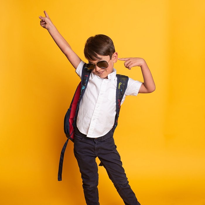 menino animado a caminho da aula